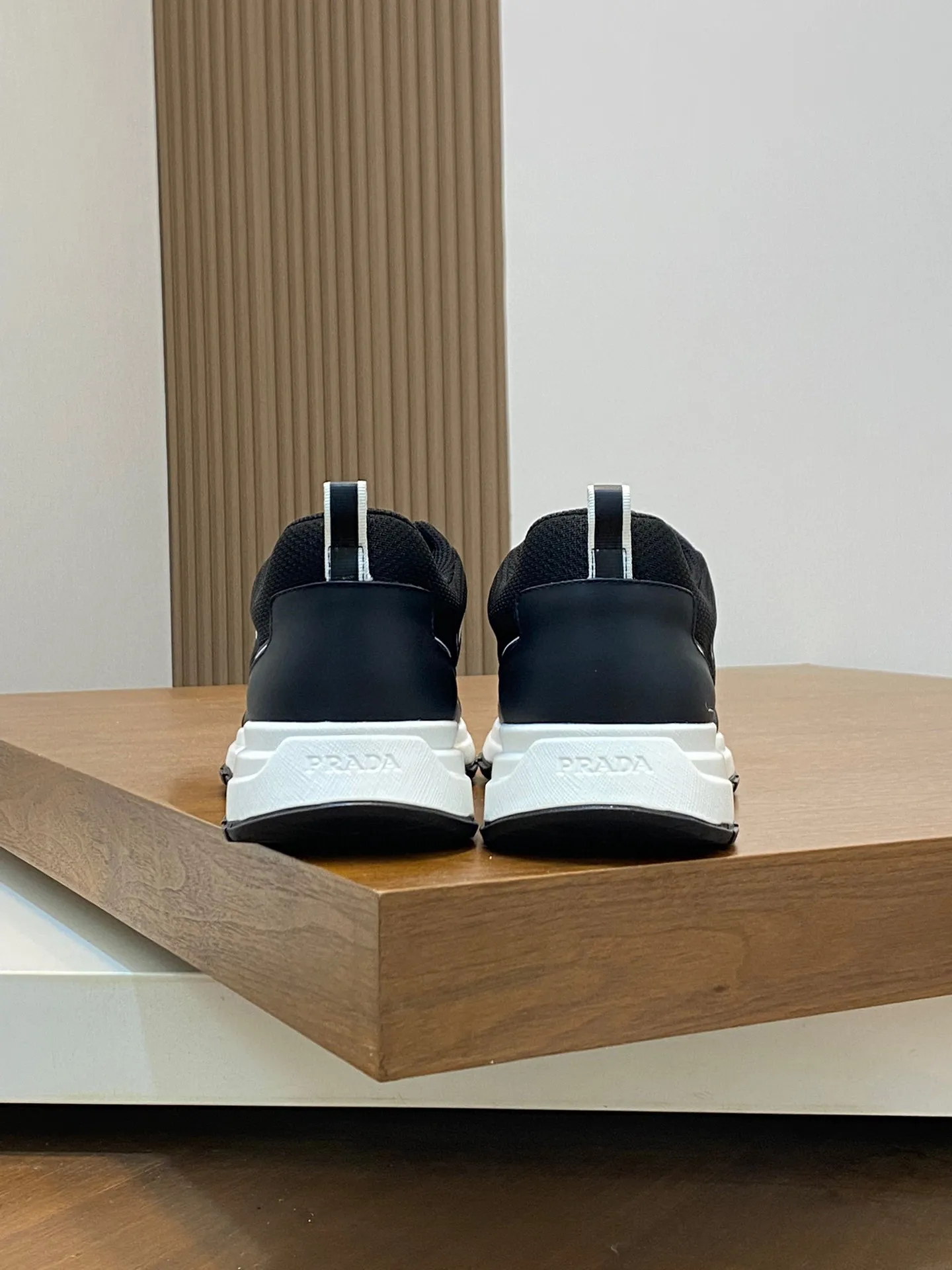 Men's Men's Shoes 💰780 Prada/Prada Men's Leather Casual Sports Shoes, great products made in Guangzhou! Made of imported solid-color calfskin stitched with mesh cowhide upper, three-dimensional geometric segmentation, precision manufacturing, even stitching, the leather texture can be seen at a glance, multi-color splicing, fashionable and generous, soft, comfortable and breathable, decorated with the PRADA letter logo on the outside. The tongue is decorated with the classic letter logo, and the heel is decorated with a fabric strap. It is a classic sports shoe shape of the P family, with a fabric lining, a cowhide footbed with a silver logo, and an exclusive rubber outsole of the P family. The details are carefully crafted, making it a versatile item for travel! Comes with original box and dust bag! Multiple colors available! Size: 39-40-41-42-43-44 standard leather shoe size